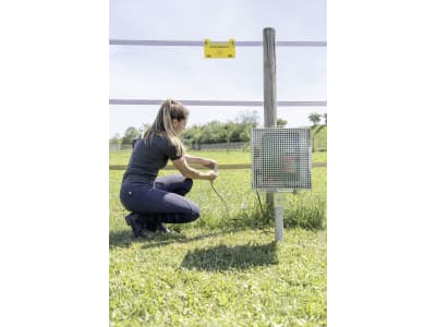 Ako Tragebox 375 x 375 x 335 mm elektrifizierbar, absperrbar für Weidezaungeräte bis max. B x H x T 365 x 110 x 370 mm, 44650 Ako Tragebox 375 x 375 x 335 mm elektrifizierbar, absperrbar für Weidezaungeräte bis max. B x H x T 365 x 110 x 370 mm, 44650