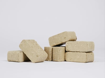 Hartholzbriketts klein und eckig (960 kg Palette) Hartholzbriketts klein und eckig (960 kg Palette)