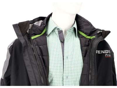 Fendt Outdoorjacke "Profi 2-in-1" für Herren schwarz; blassgrau, reflektierendes Fendt Profi-Logo auf Brust und Rücken Fendt Outdoorjacke "Profi 2-in-1" für Herren schwarz; blassgrau, reflektierendes Fendt Profi-Logo auf Brust und Rücken