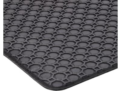 Fußmatte Gummi schwarz, 2-teilig, Einfassung Stoff-Spiralband schwarz, für Ammann Walzenzug ASC 110/70, Bj. 07 – 22 Fußmatte Gummi schwarz, 2-teilig, Einfassung Stoff-Spiralband schwarz, für Ammann Walzenzug ASC 110/70, Bj. 07 – 22