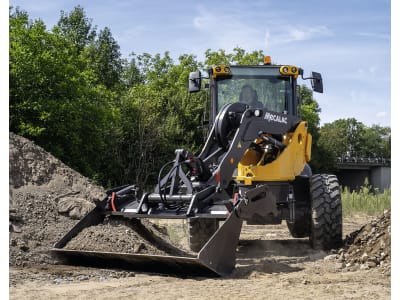 MECALAC Schwenklader "AS850" Hubkraft 4.000 daN, 55,4 kW (75 PS) bei 2.300 min⁻¹, 0 – 20 km/h, Z-Kinematik