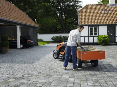 Husqvarna® Anhänger "Profi" Tragkraft 225 kg für Rasentraktoren und Aufsitzmäher Rider, 9535117-02 Husqvarna® Anhänger "Profi" Tragkraft 225 kg für Rasentraktoren und Aufsitzmäher Rider, 9535117-02