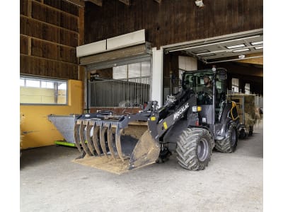 MECALAC Radlader "MCL8" Hubkraft 2.517 daN, Leistung 36 kW (49 PS) bei 2.200 min⁻¹, 0 – 20 km/h