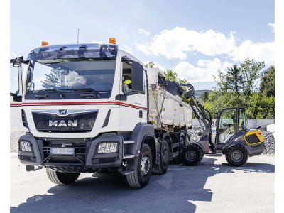 MECALAC Radlader "MCL8" Hubkraft 2.517 daN, Leistung 36 kW (49 PS) bei 2.200 min⁻¹, 0 – 20 km/h