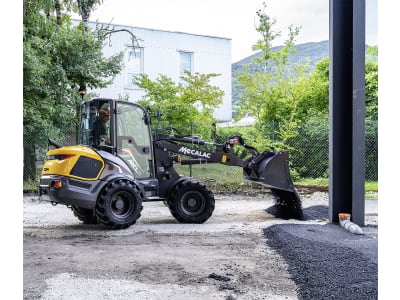 MECALAC Radlader "MCL8" Hubkraft 2.517 daN, Leistung 36 kW (49 PS) bei 2.200 min⁻¹, 0 – 20 km/h