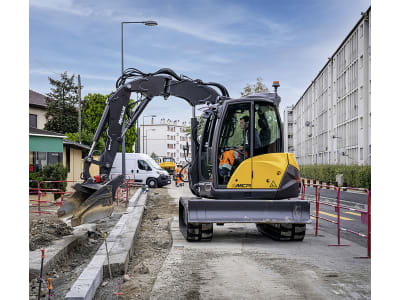 MECALAC Raupenbagger "8MCR" Hubkraft 5.400 daN, Leistung 55,4 kW (75 PS) bei 2.300 min⁻¹, 0 – 10 km/h