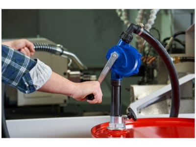 PRESSOL Hand-Fasspumpe - Kurbelpumpe für Diesel, Heizöl, Petroleum, Kühlmittel und Scheibenreiniger, 18 l/min, Saugrohr 355–955 mm 13056 PRESSOL Hand-Fasspumpe - Kurbelpumpe für Diesel, Heizöl, Petroleum, Kühlmittel und Scheibenreiniger, 18 l/min, Saugrohr 355–955 mm 13056