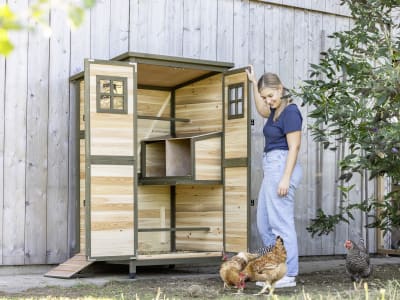 KERBL Hühnerstall "Tower" 109 x 75 x 167 cm, aus lasiertem Holz, 2 Sitzstangen, 2 Legenester, 81750