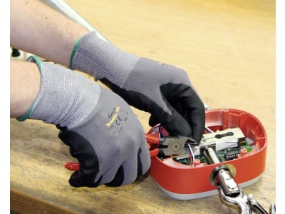 Keron Handschuh "Comfort Plus", Nylon (15 Gauge), Nitrilbeschichtung; Nitrilnoppen Keron Handschuh "Comfort Plus", Nylon (15 Gauge), Nitrilbeschichtung; Nitrilnoppen