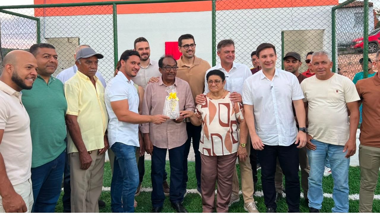 Familia do homenageado recebendo a placa
