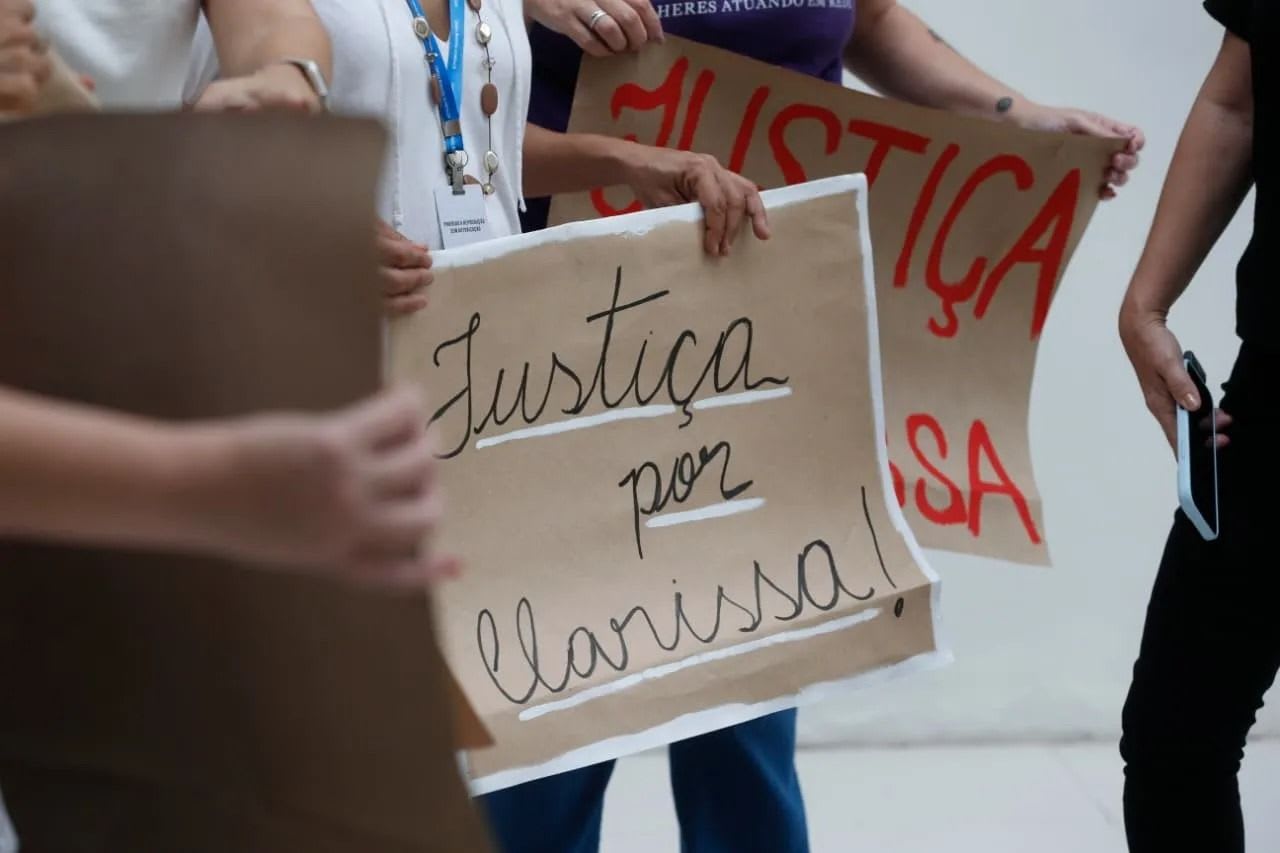 Legenda: O julgamento deve ser retomado nesta terça, já com os depoimentos das testemunhas de defesa.