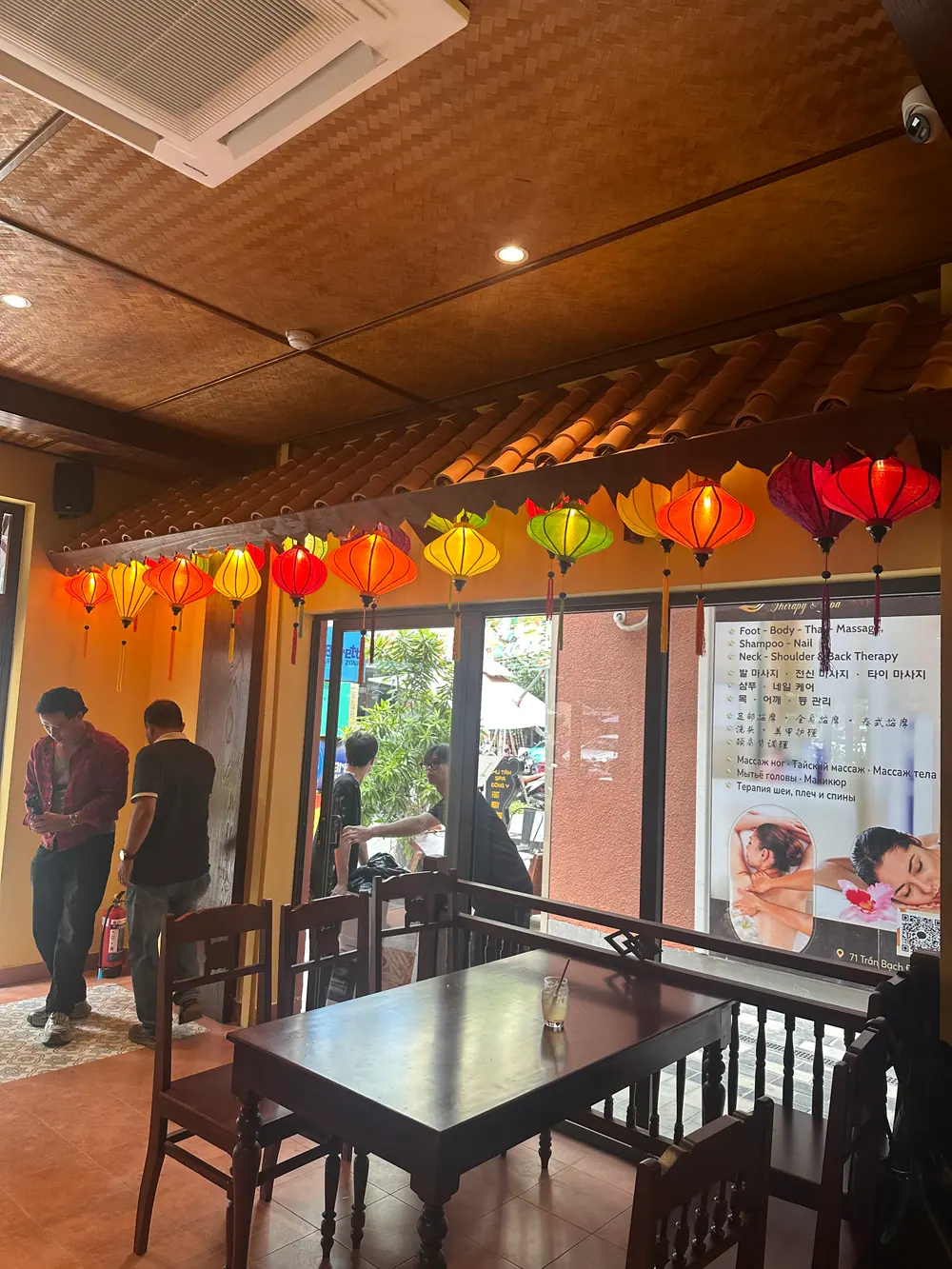靠近入口的用餐区，上方悬挂着灯笼