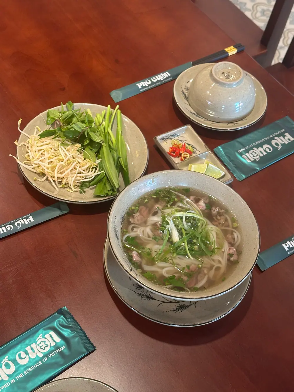 一碗热腾腾的牛肉河粉,配有香草