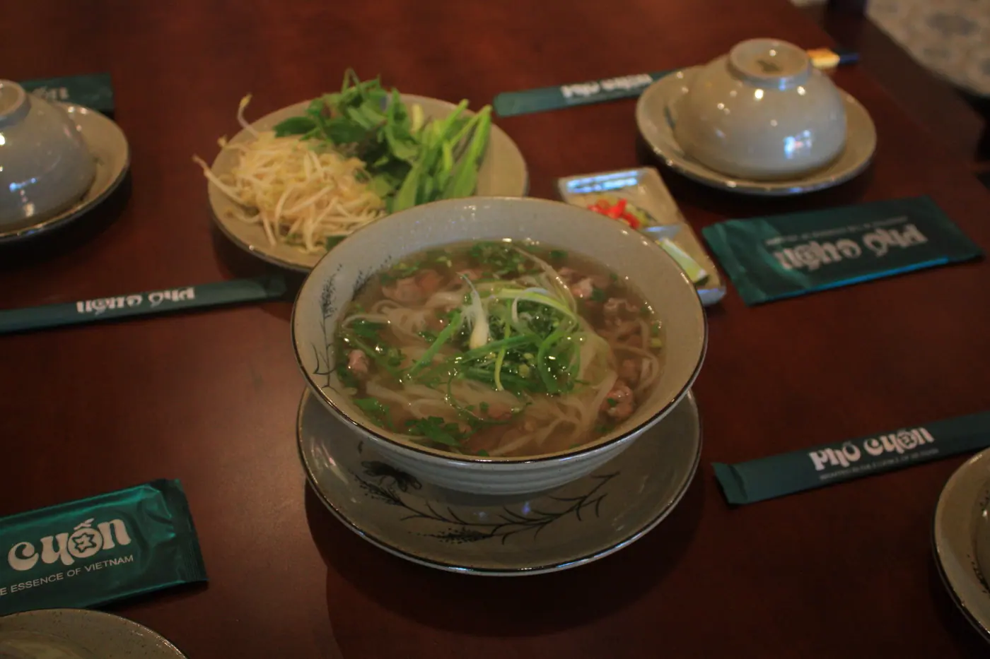餐桌上的牛肉河粉配豆芽和香草