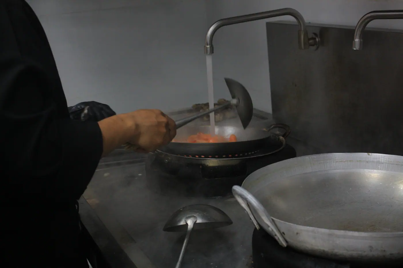 在厨房用滤网将食材焯水