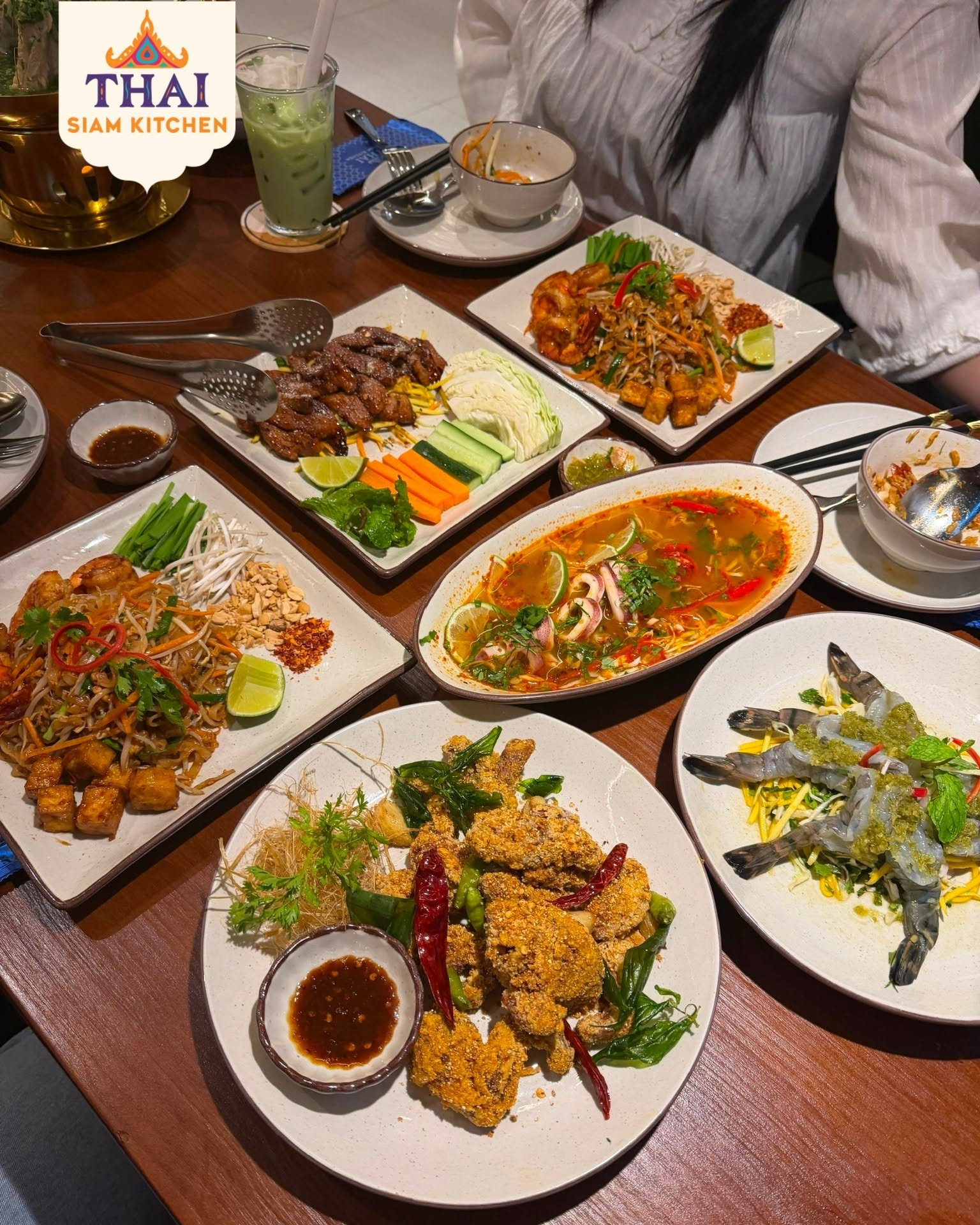 Thai Siam Kitchen 的地道泰式餐桌——汇聚了从冬阴功汤、青木瓜沙拉、泰式炒河粉到带有黄金佛国鲜明印记的地区特色菜肴的完整美食精髓。