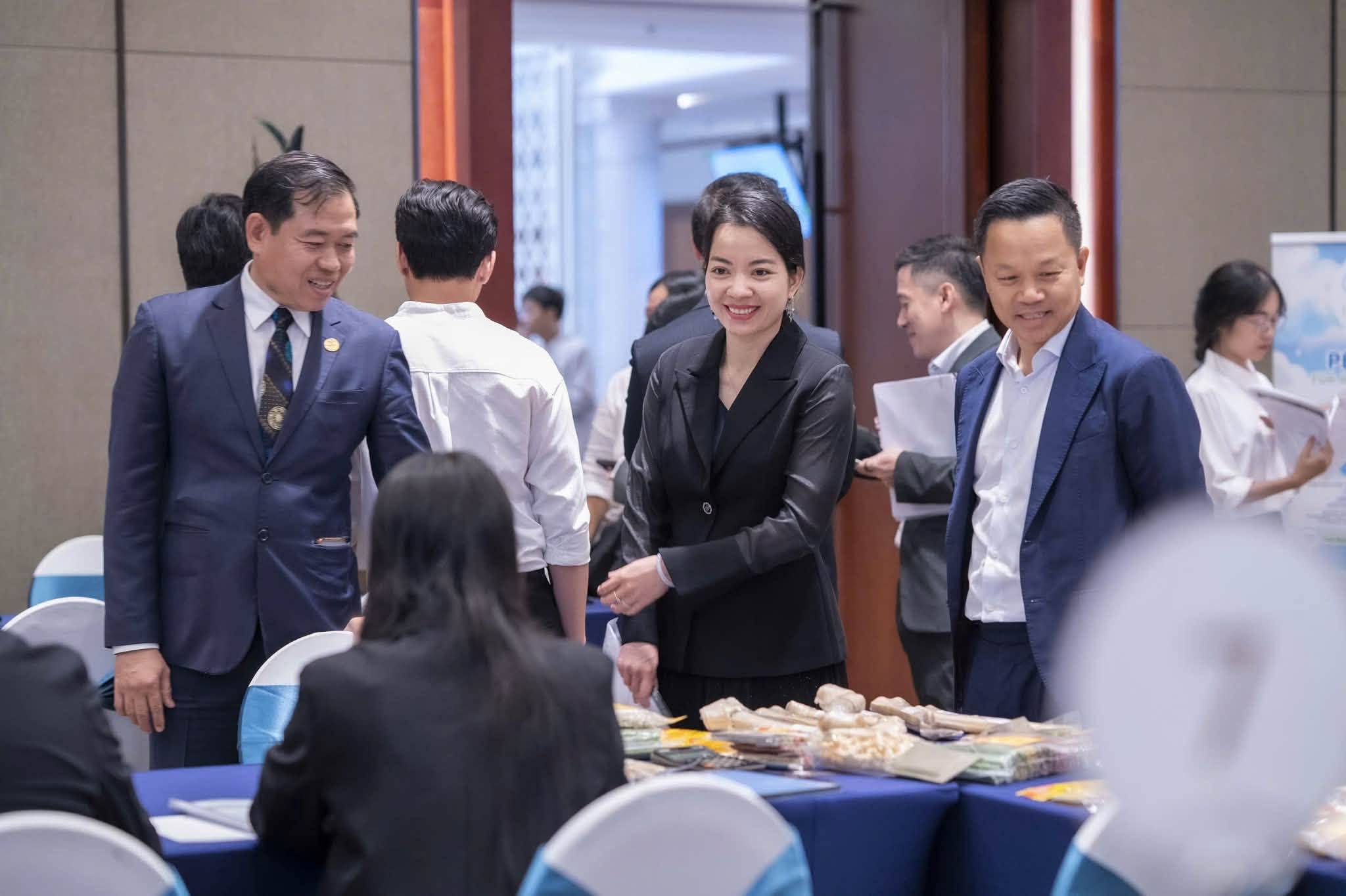 泰国贸易代表团展示的家具、装饰材料以及服务于餐厅、酒店生态系统的解决方案。