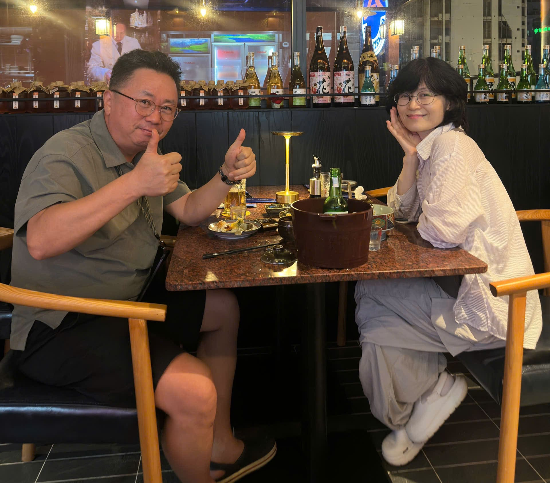 国际食客在岘港 Hura Izakaya 舒适的空间和温馨的氛围中尽情享受。