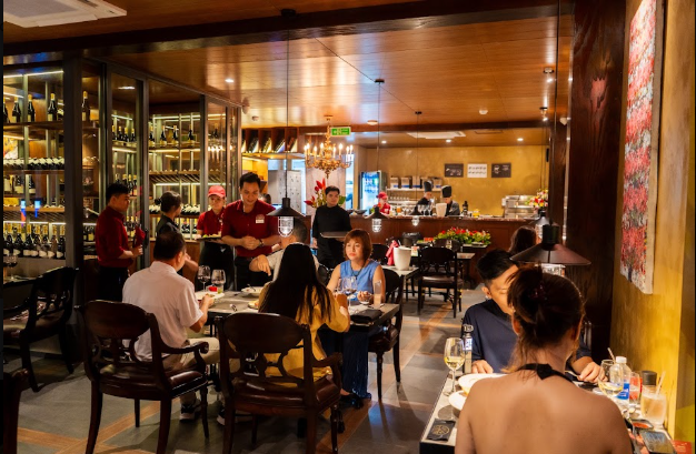 在Steakhouse The Fan,温馨的氛围和恰到好处的牛排搭配一杯红酒,是享受一个缓慢而完整约会之夜的理想去处。
