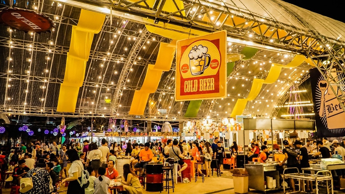 岘港的夜间餐饮娱乐综合体吸引了大量游客