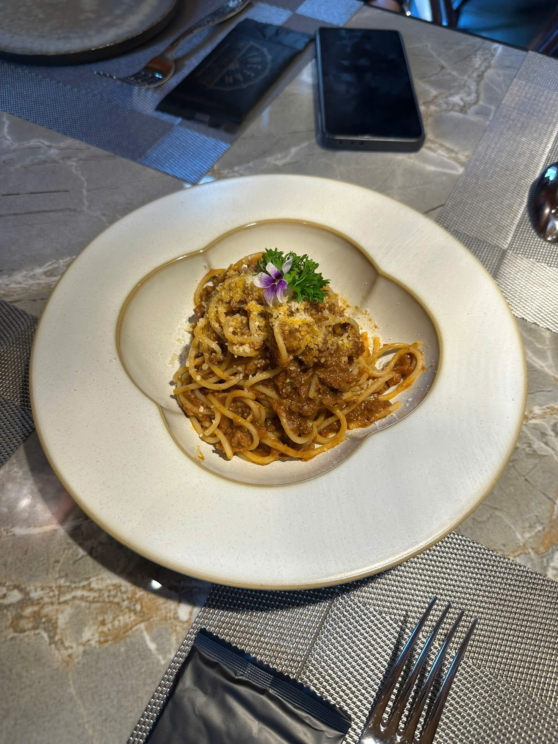 除了牛排,SteakHouse The Fan 还有其他菜品,例如意面、披萨等。