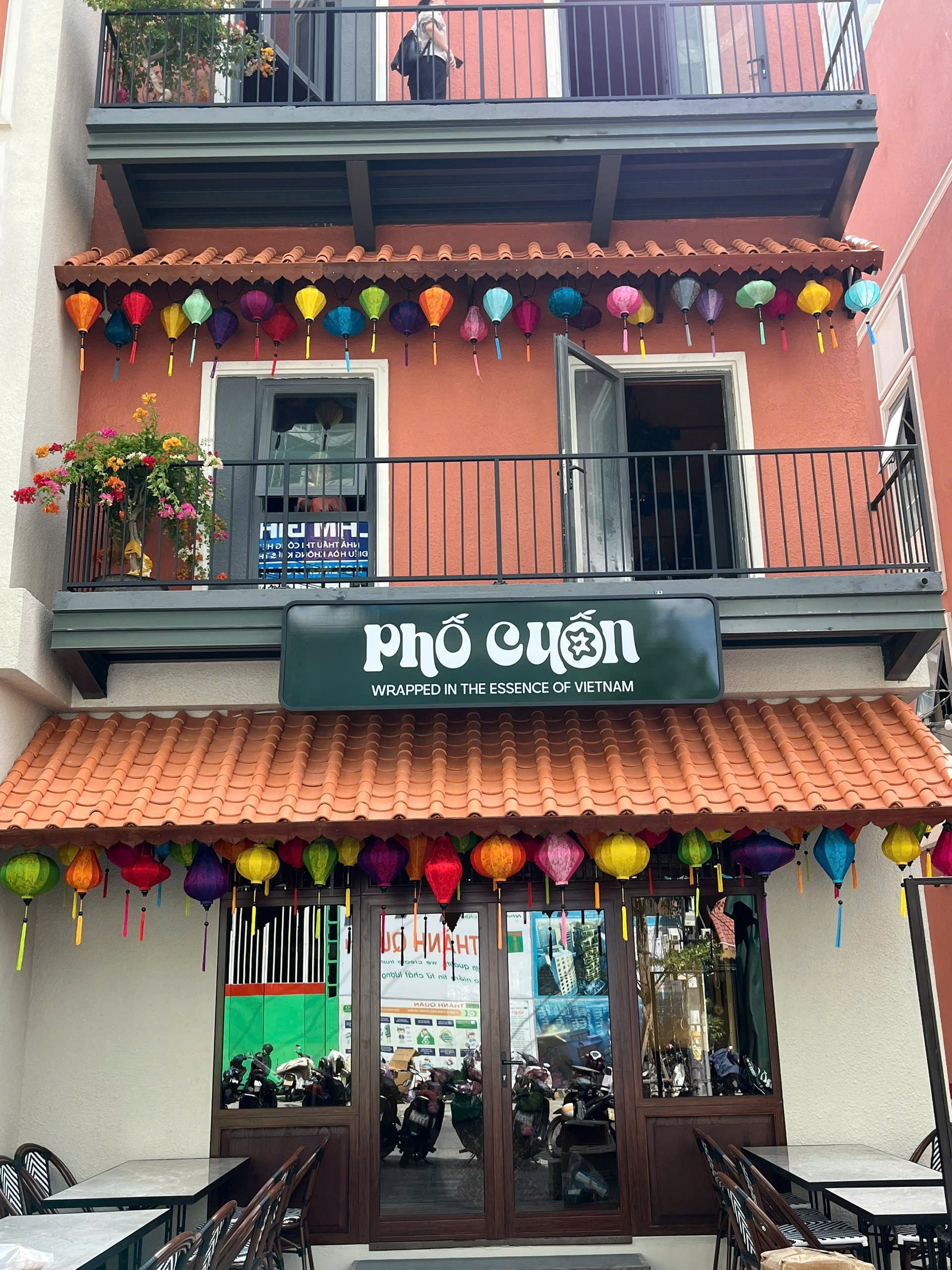 清晨从富丽华美食之家一楼的Phố Cuốn开始