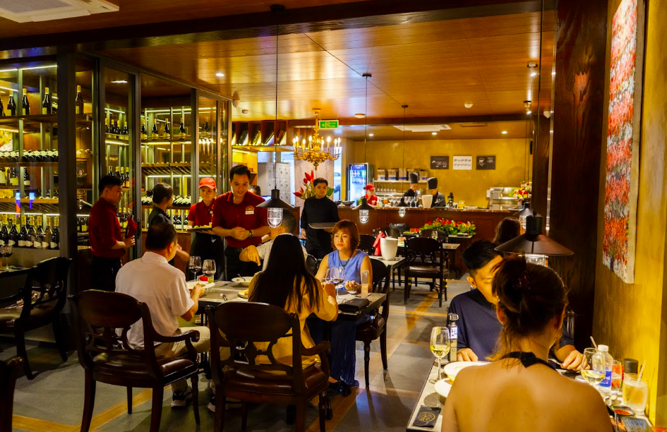 Steakhouse The Fan目前营业至22:30。餐厅专注于牛排、葡萄酒廊和节奏较慢的晚餐。