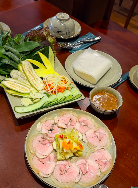 卷饼(Mon Cuon)对家庭来说有一个很大的优势。它不仅仅是用来吃的。它为整桌人创造了一项活动。