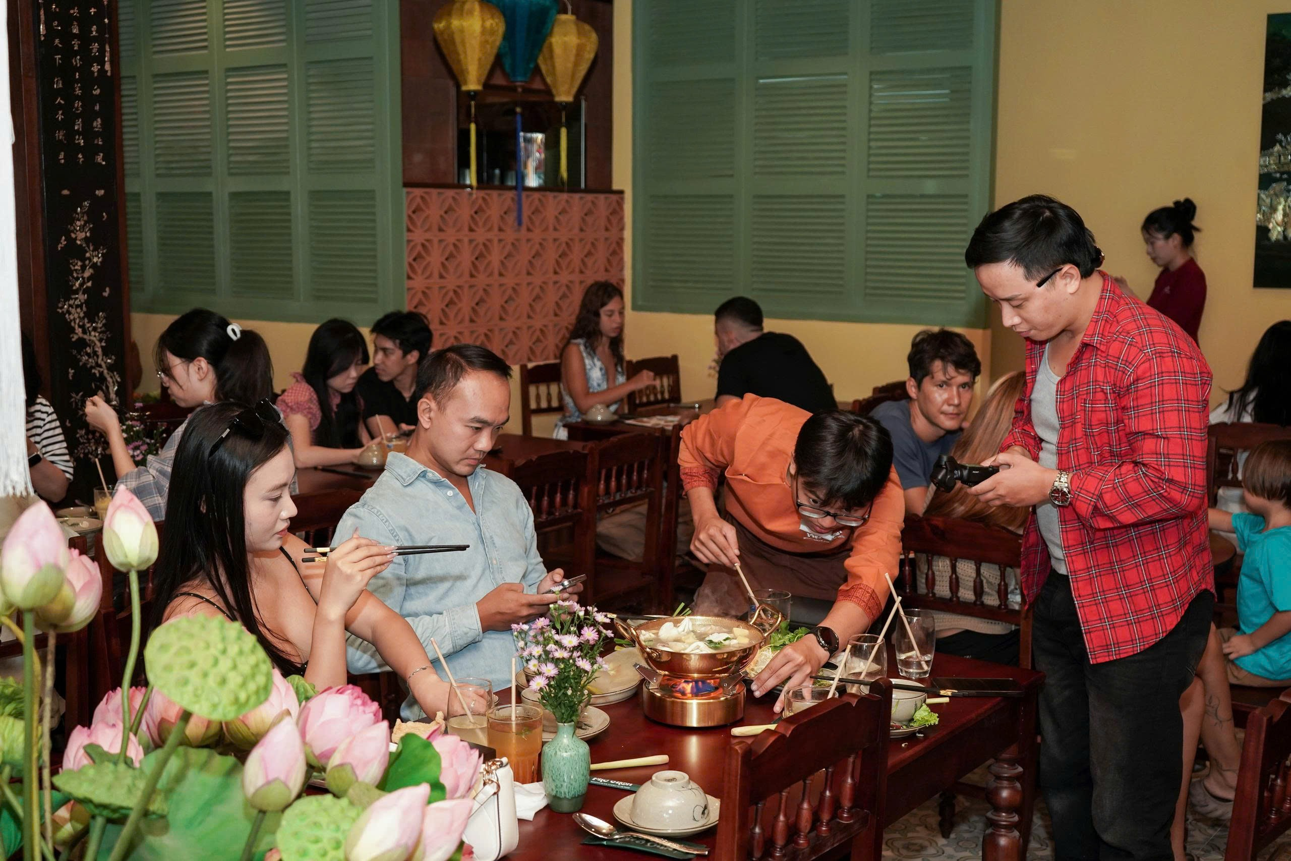 Phố Cuốn 位于富丽华美食之家(Furama Dining House)一楼,地址是 Trần Bạch Đằng 73 号。