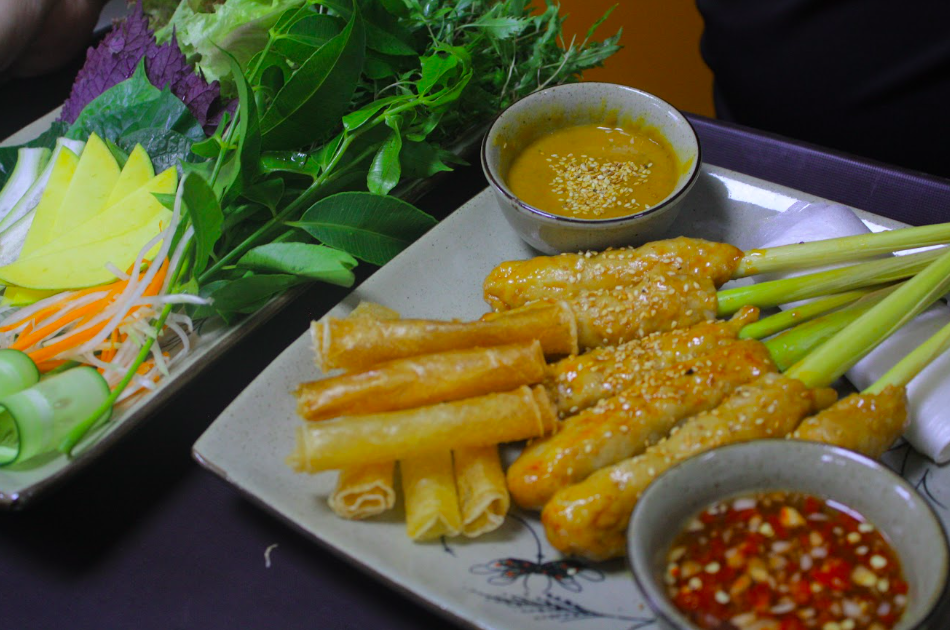 米纸。蔬菜。肉。虾。肉卷。蘸酱。所有食材都摆在桌上,每个人都可以自己动手制作卷。