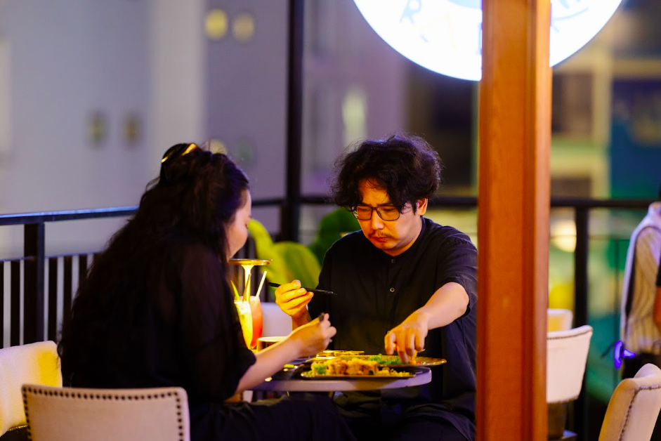 Hura营业至晚上11点,以炉端烧、日式烤串、清酒和Highball为主要特色。
