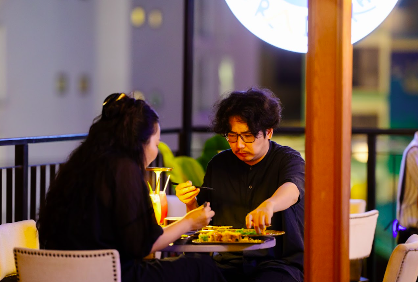 Hura Izakaya nằm trên tầng 4 Furama Dining House, phù hợp với nhịp khu phố về đêm.