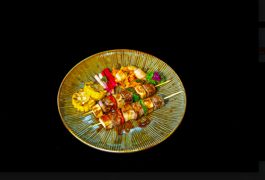 Yakitori là các xiên nướng, thường gắn với thịt gà và nhiều phần khác nhau, giúp khách thử nhiều kết cấu trong lượng nhỏ.