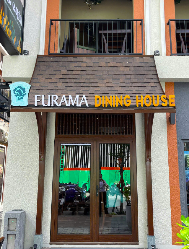 Furama Dining House phản ánh xu hướng này bằng bốn concept trong một địa chỉ: Phố Cuốn cho món Việt; Thai Siam Kitchen cho món Thái chia sẻ; The Fan cho steak và wine; Hura cho Izakaya về đêm