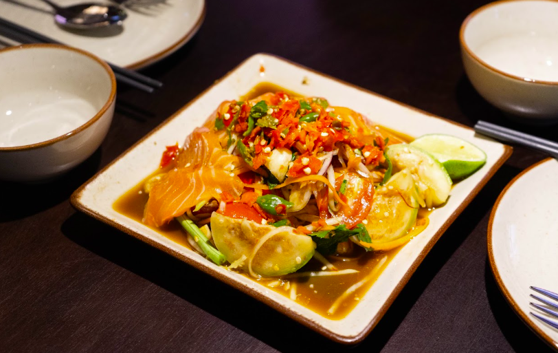 Concept Ban Khun Mae—Ngôi nhà của Mẹ—đặt trọng tâm vào comfort food và sự chia sẻ.