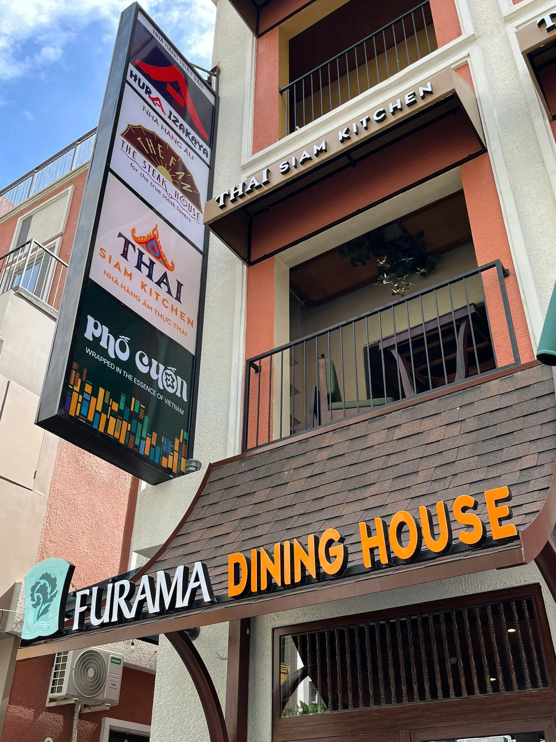 Tòa ẩm thực Furama Dining House
