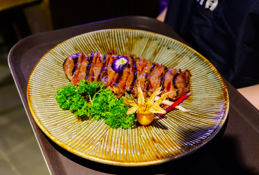 Izakaya có logic khác. Thay vì gọi một main course cho mỗi người, bàn ăn thường được xây dần bằng những món nhỏ.