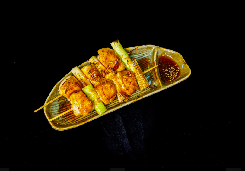 Yakitori thường được dịch đơn giản là gà xiên nướng, nhưng chính sự tối giản khiến kỹ thuật lộ rõ.