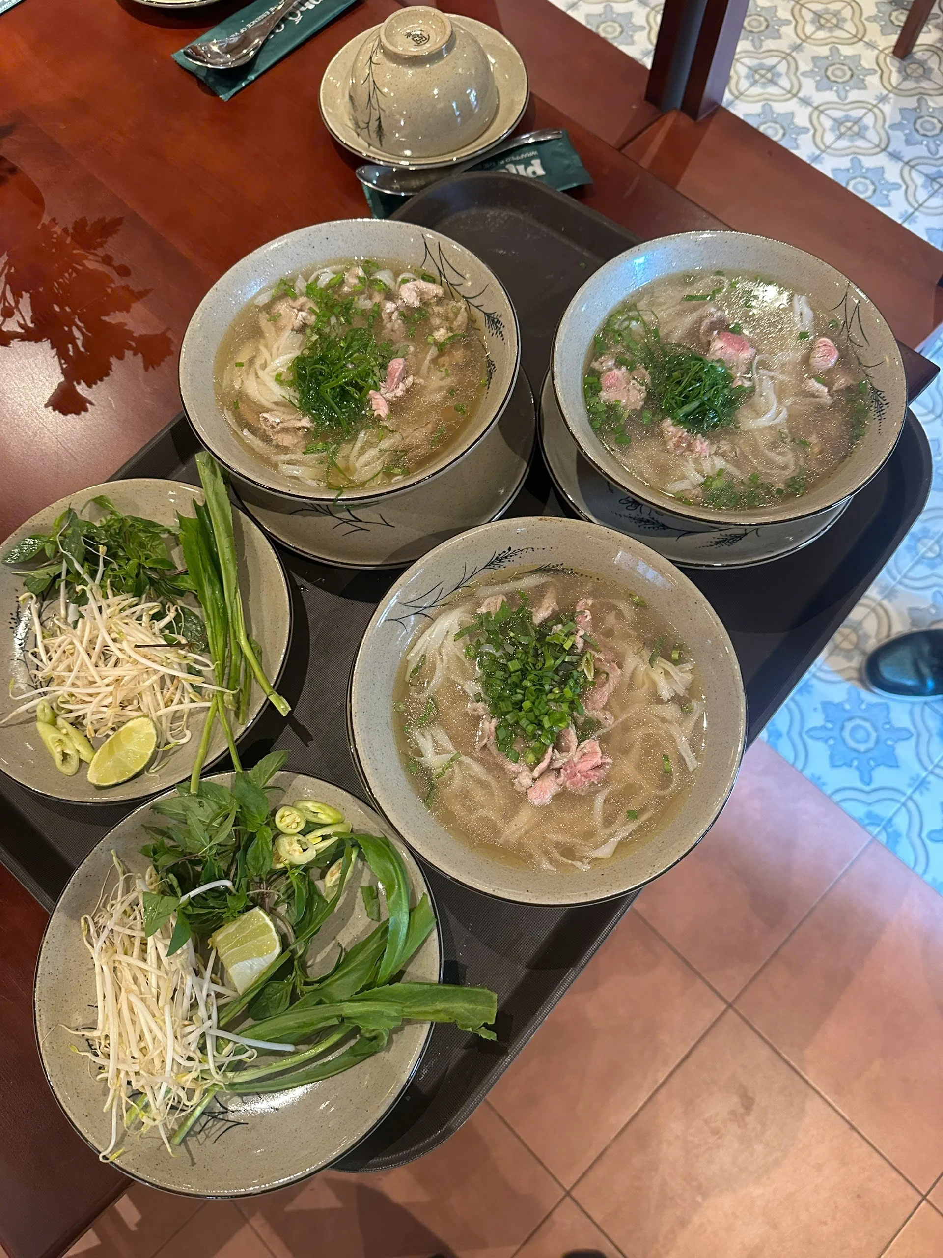 Ẩm thực Việt Nam luôn là một trong những lựa chọn dễ dàng cho một bữa ăn cùng gia đình, bạn bè hoặc nhóm du lịch.