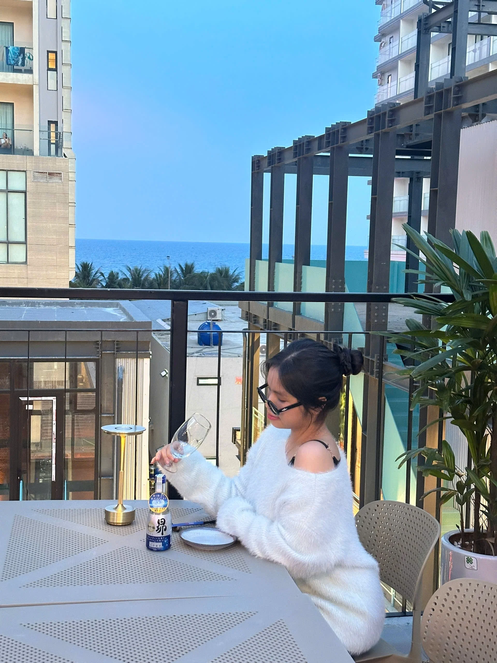 Tầng 4 Hura Izakaya với view biển siêu chill