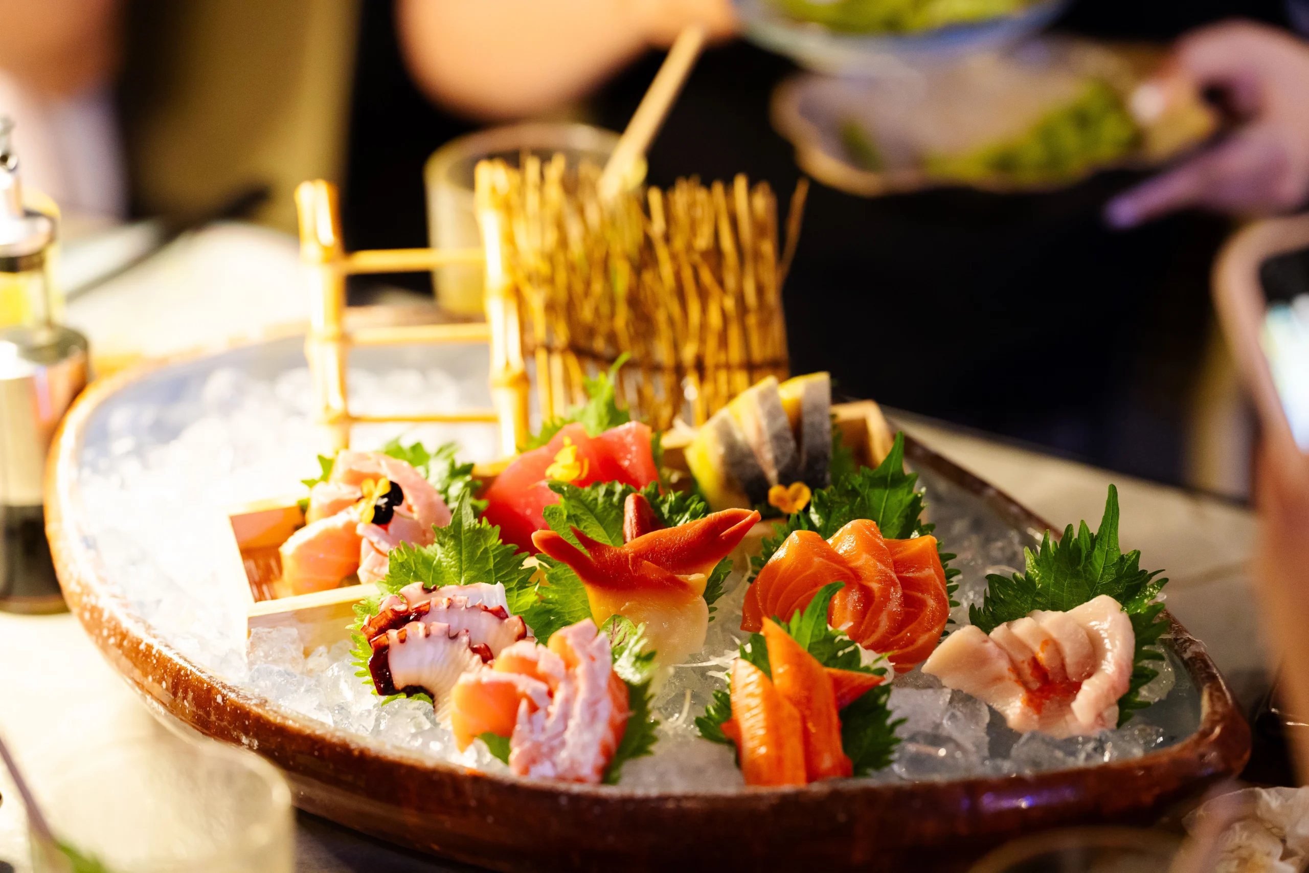 Trải nghiệm sushi và sashimi trọn vẹn bắt đầu từ độ tươi ngon của nguyên liệu và kỹ thuật chuẩn xác của đầu bếp.