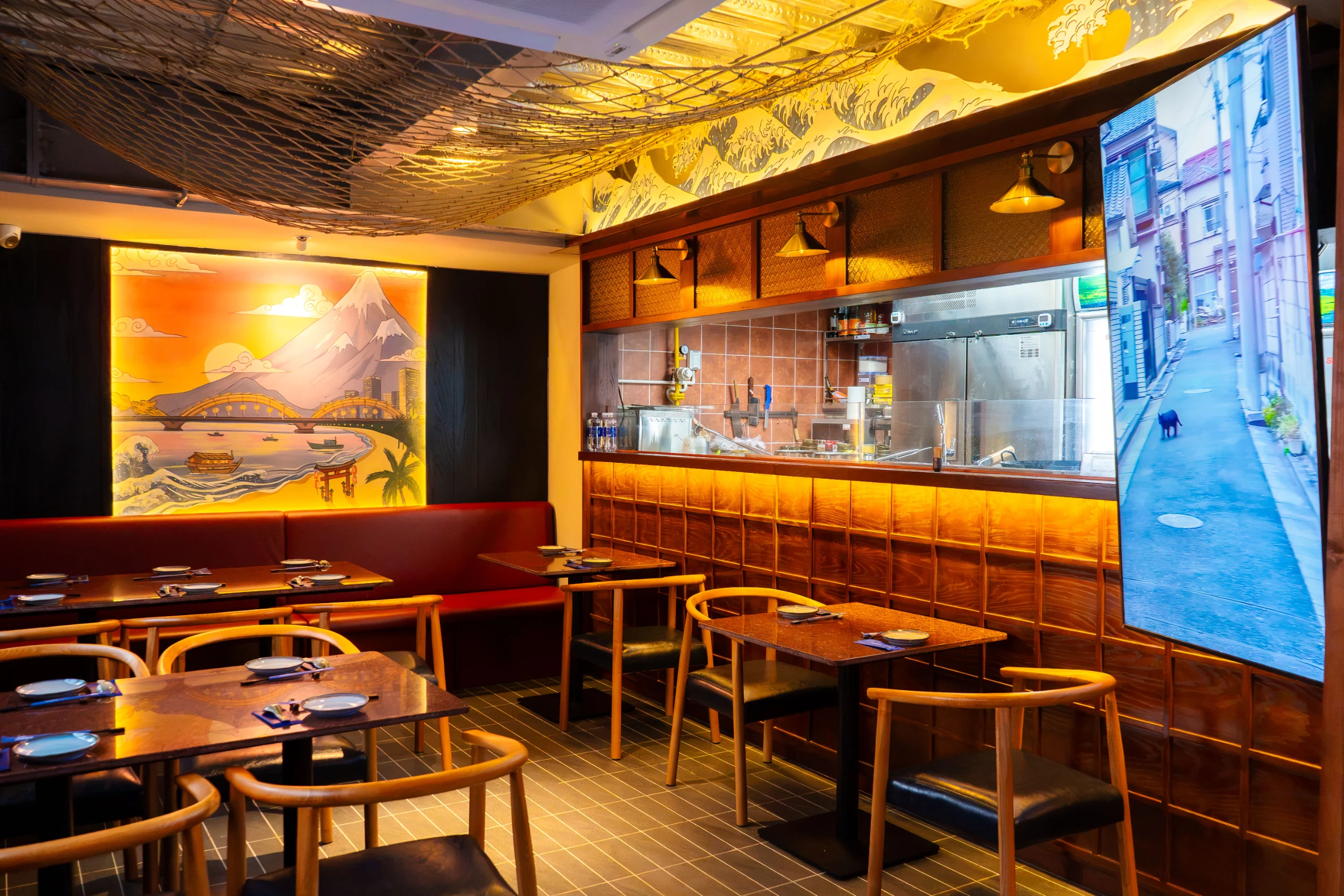 Không gian Izakaya đề cao sự thoải mái, nơi các món ăn nhỏ được gọi dần theo nhịp của những cuộc trò chuyện