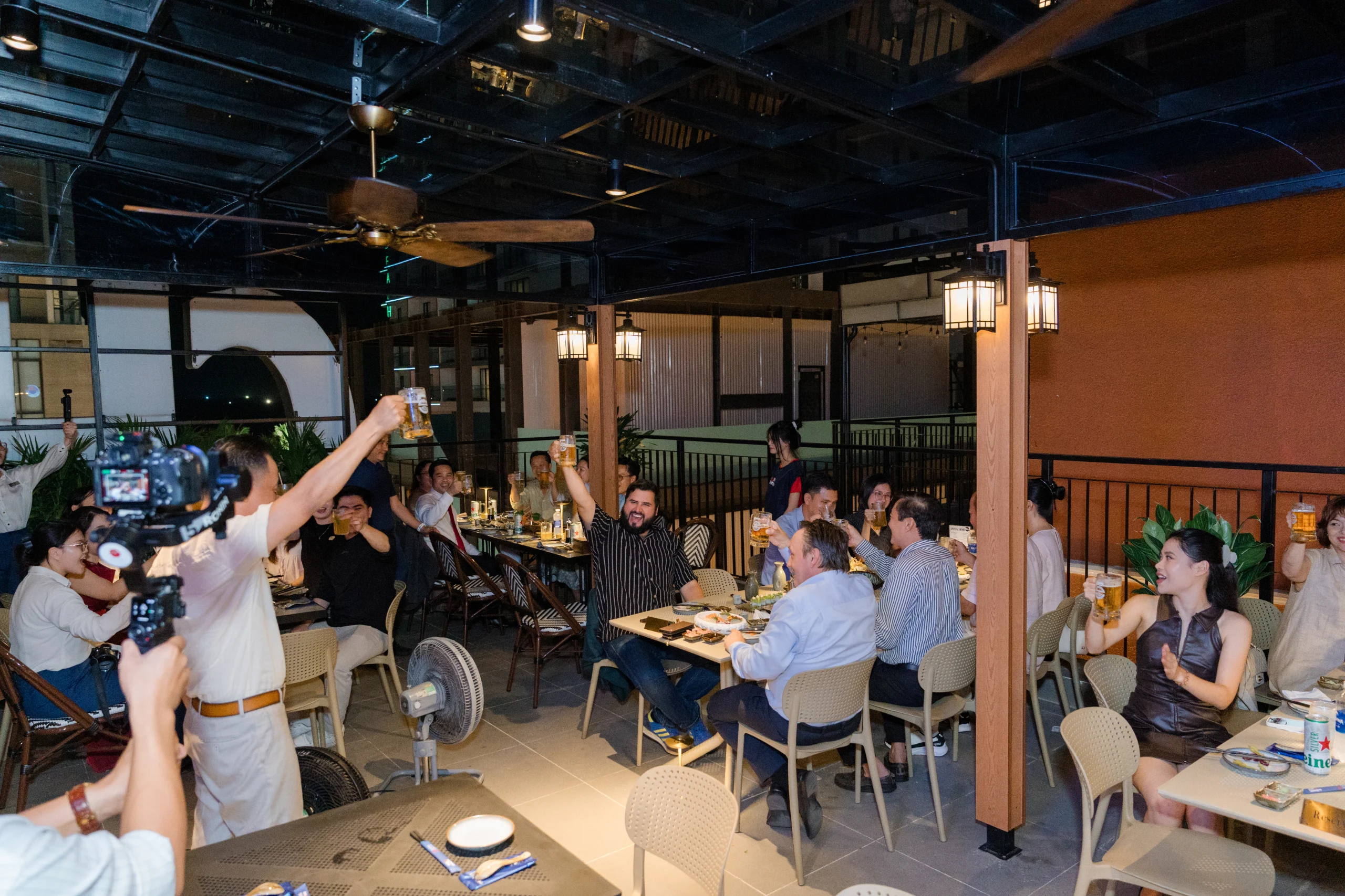 Không khí nâng ly rôm rả và gắn kết của thực khách tại không gian mở của Hura Izakaya.