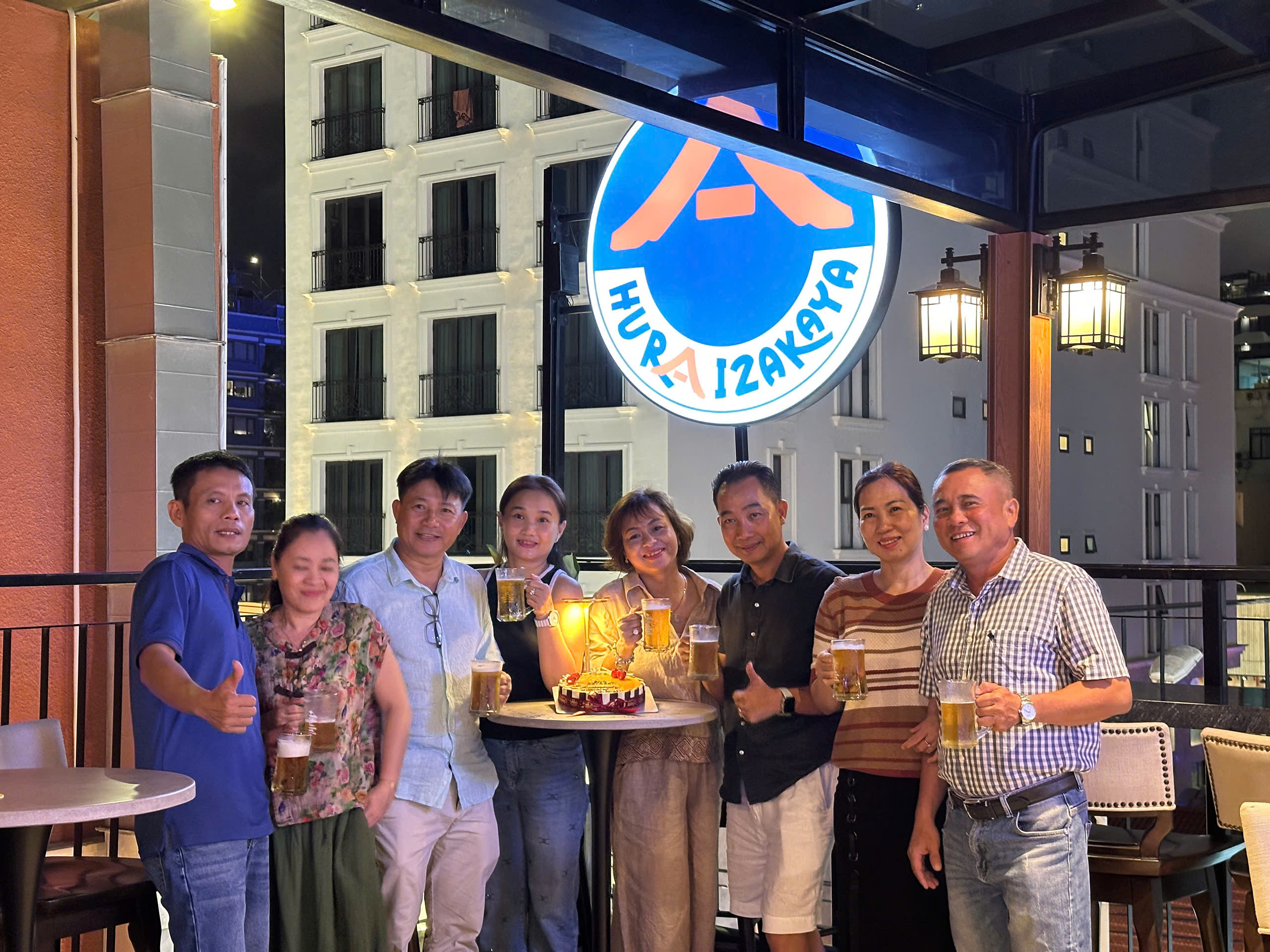 Highball mát lạnh và Sake là những chất xúc tác hoàn hảo, giúp tôn lên hương vị đậm đà của các món nướng than.