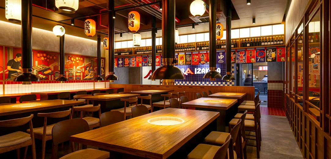 Tại Hura Izakaya, trải nghiệm ẩm thực được xây dựng xoay quanh tinh thần yakiniku – nướng tại bàn. 