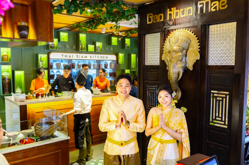 Nếu kiến trúc tạo nên ấn tượng đầu tiên thì Ban Khun Mae – Ngôi nhà của Mẹ chính là tinh thần kết nối những trải nghiệm tại Thai Siam Kitchen.