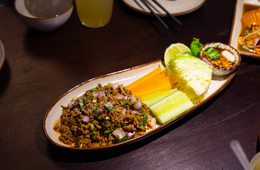 Ẩm thực Thái Lan nổi tiếng với sự kết hợp hài hòa giữa các vị chua, cay, mặn và ngọt, cùng hương thơm đặc trưng của gia vị và thảo mộc.