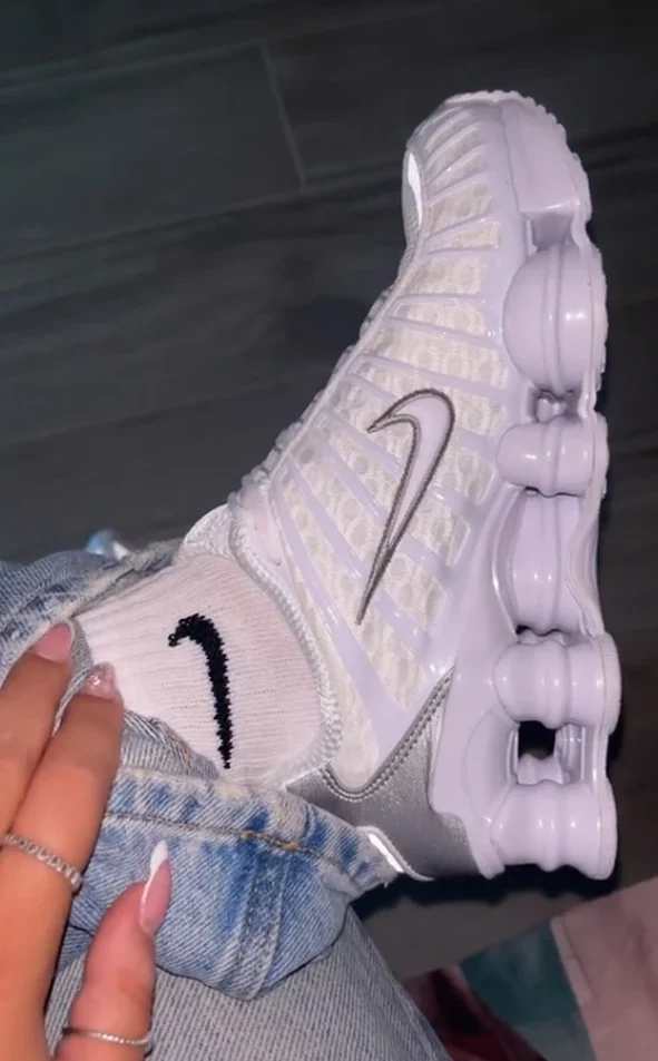 Nike Shox branco e prata