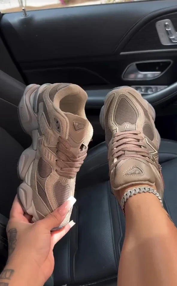 New Balance 9060 taupe, mulher usando no carro