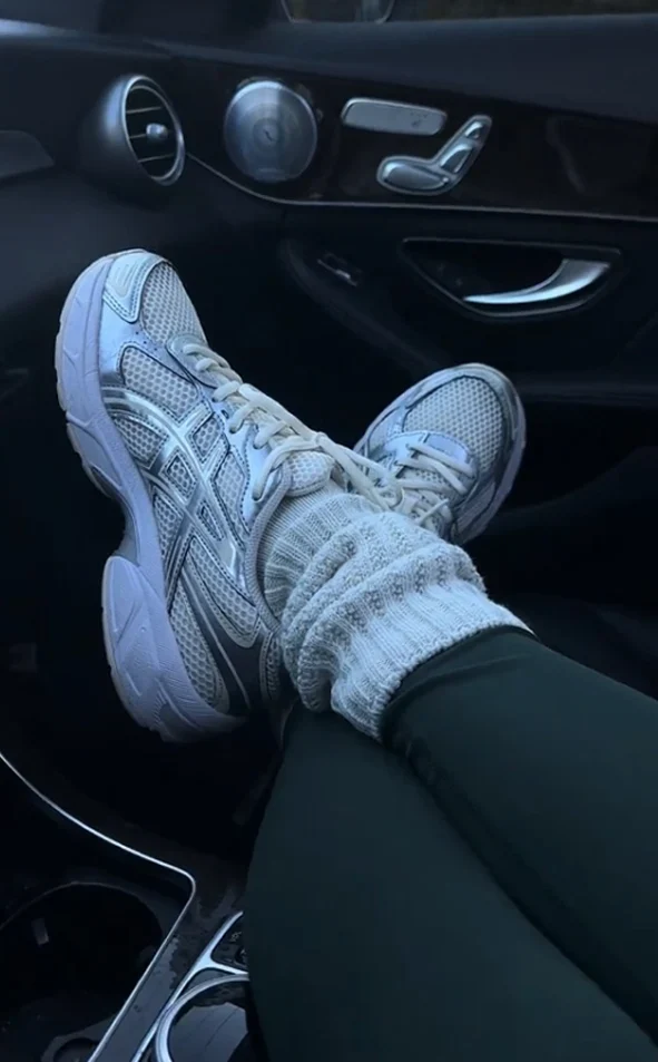 Asics Gel-1130 branco e prata, mulher usando no carro